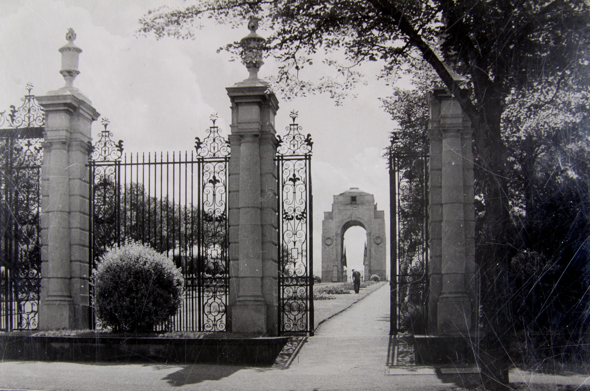 A view along Peace Walk to the Arch of Remembrance, circa 1950s -
